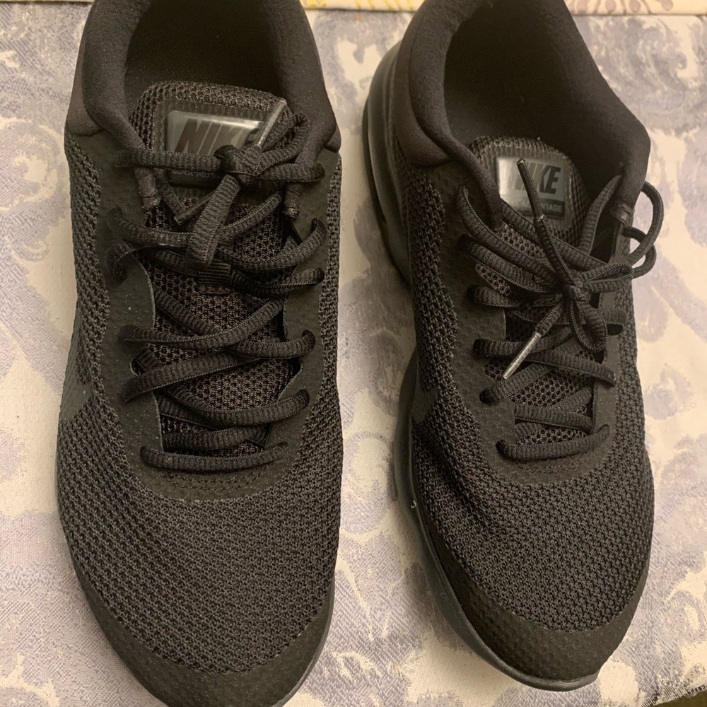 Black Nike Air Max Advantage size 10 -